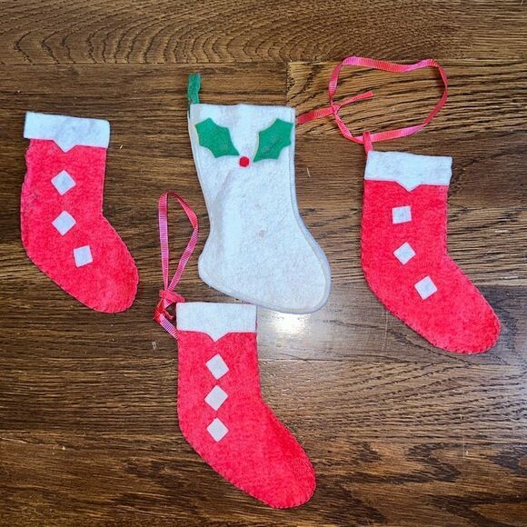 4 vintage small felt craft Christmas stockings/ 3 red & one white - Picture 1 of 11